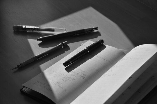 万年筆、手帳、ペン、インク瓶と光と影、モノクロ