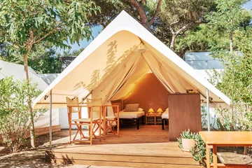 Papier Peint photo Camping Glamping open tent with cozy interior on a sunny day. Luxury camping tent for outdoor summer holiday and vacation. Lifestyle concept