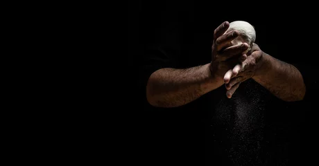 Foto op Aluminium Pizzadeeg, mannelijke handen die deeg maken met bloem in een vriesbeweging van een wolk meel in de lucht op zwart met kopieerruimte, lang bannerformaat © Надія Коваль