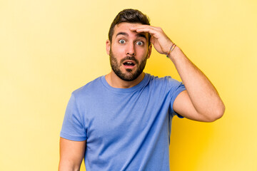 Young caucasian man isolated on yellow background being shocked, she has remembered important...