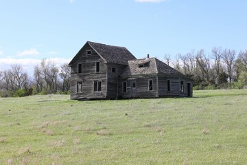 Obraz premium old house in the woods