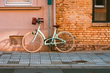 Fototapeta na wymiar a ladies bike in a city in front of a house