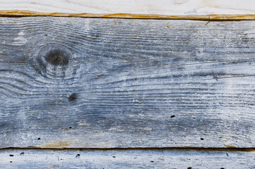 Naturalne tło niejednolitych starych grubych drewnianych desek z teksturą korozji drewna..