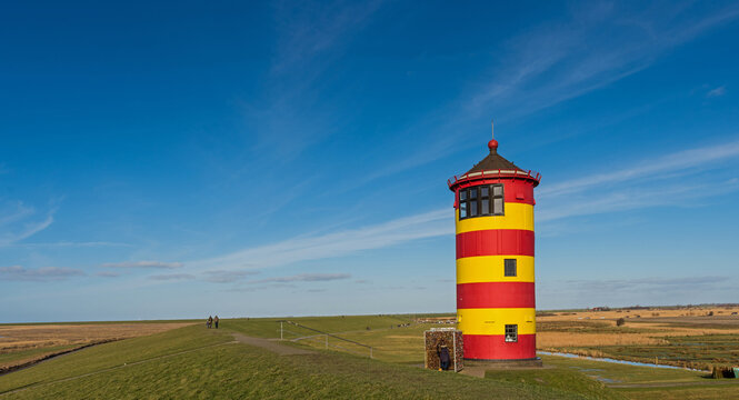 Der Pilsumer Leuchtturm in Ostfriesland; Deutschland