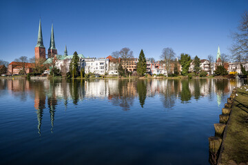 Fototapeta na wymiar Hansestadt Lübeck sonnig entzerrt Spiegelung