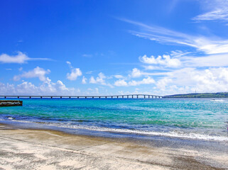 宮古島の与那覇前浜ビーチの鮮やかなブルーの海と来間大橋