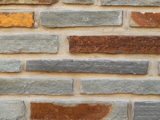Mur maçonné en pierres taillées multicolores