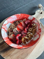 Desayuno saludable yogur con frutas del bosque