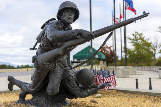 Beautiful Shot Of A Sculpture In Veterans Memorial Park