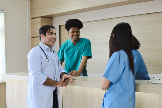 Medical students talking Consult with the doctor in the hospital