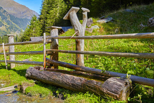 Rustikale Viehtr&auml;nke, in den &ouml;sterreichischen Alpen. Am Hintersee oberhalb von Mittersill.