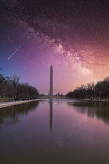Betoverende sterrenhemel boven het Washington Memorial in Washington DC, VS