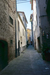 Fototapeta na wymiar Alleyway of Borgo a Mozzano in Garfagnana, Tuscany, Italy