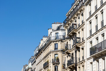 Fototapeta na wymiar façades d'immeubles typiquement parisiens à Paris en france