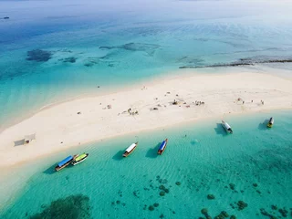 Fotobehang Nungwi Strand, Tanzania Foto van drone op strand in blauwe oceaan