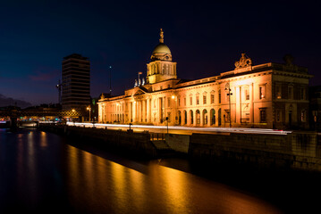 Fototapeta premium Neoclassical building The Custom House in the evening with lights in Dublin, Ireland