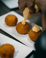 emplatando croquetas