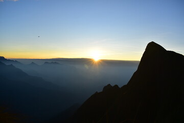Obraz premium Magical Sunrise in Kolukumalai Peak