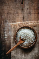 bol de arroz sobre una tela de arpillera sobre una vieja mesa de madera, con espacio en blanco