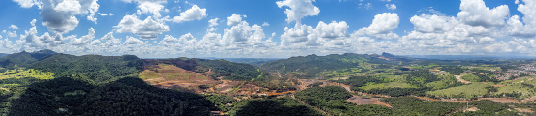 Fototapeta na wymiar Vista aérea panorâmica de área de mineração na cidade de Brumadinho. Minas Gerais. Março 2022.