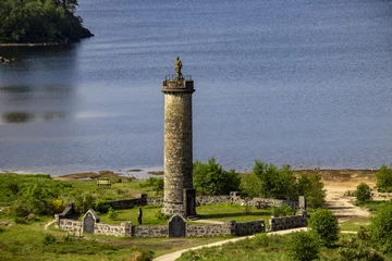 Stickers pour porte Viaduc de Glenfinnan Glenfinnan Monument with Loch Shiel in the background in Scotland, UK