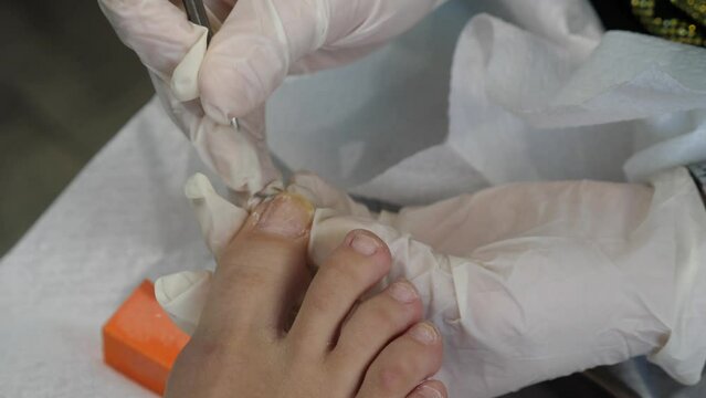Piedi di una giovane donna che fa pedicure. Terapia del piede in una spa, Smalto sulle unghie, pulizia e taglio.