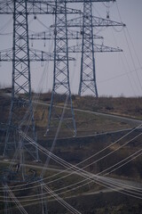 Elektrische Leitungen über Land für Hochspannung und den Transport von elektrischer Energie und...