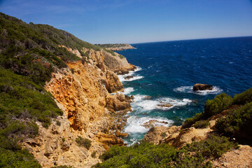 Fototapeta na wymiar Blick entlang des Cap Soubeyranes auf das wilde Mittelmeer