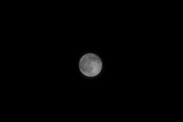 Obraz premium A beautiful image of a full moon captured with an RF Canon 100-500 telephoto lens. Wonderful picture with a great composition of the night sky.
