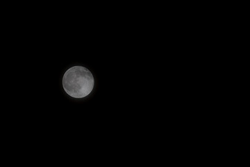 Obraz premium A beautiful image of a full moon captured with an RF Canon 100-500 telephoto lens. Wonderful picture with a great composition of the night sky.