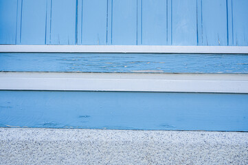 水色の壁の建物