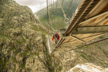 Le pont de trift en Suisse plus long pont suspendu du monde