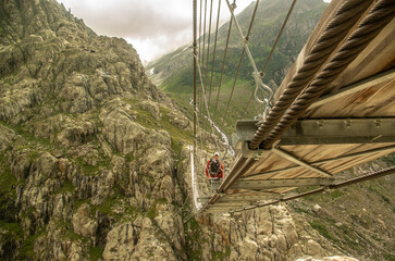 Le pont de trift en Suisse plus long pont suspendu du monde
