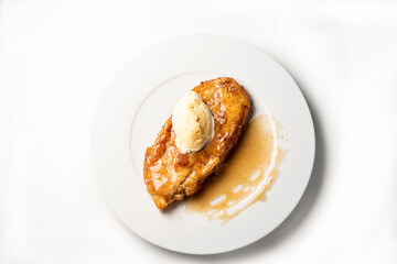 torrija casera de leche, con helado de vainilla y sirope, típicas de semana santa.