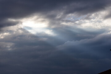 Wolken, Gewitterwolken, Cirruswolken, Cumuluswolken, Haufenwolken, Abendwolken, in den Farben weiß, grau, orange, grau, blau, rot, voilett, pink