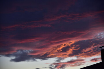 Fototapeta na wymiar Wolken, Gewitterwolken, Cirruswolken, Cumuluswolken, Haufenwolken, Abendwolken, in den Farben weiß, grau, orange, grau, blau, rot, voilett, pink