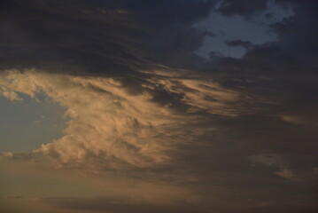 Wolken, Gewitterwolken, Cirruswolken, Cumuluswolken, Haufenwolken, Abendwolken, in den Farben weiß, grau, orange, grau, blau, rot, voilett, pink