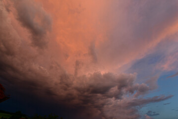 Wolken, Gewitterwolken, Cirruswolken, Cumuluswolken, Haufenwolken, Abendwolken, in den Farben weiß, grau, orange, grau, blau, rot, voilett, pink