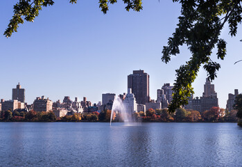 Obraz premium Central Park's lagoon with the New York's skyline in the background