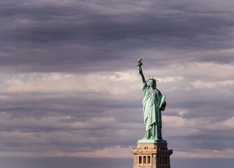 Obraz premium Statue of liberty in a cloudy day 