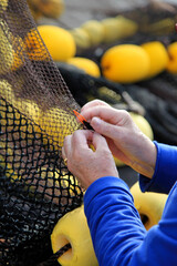 ucrania mujer mayor cosiendo redes de pesca redera colores IMG_5487-as22