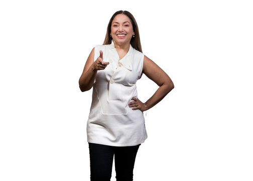 Mujer latina se&ntilde;alando con su mano en fondo blanco