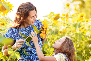Mother and hel little dauther in the field