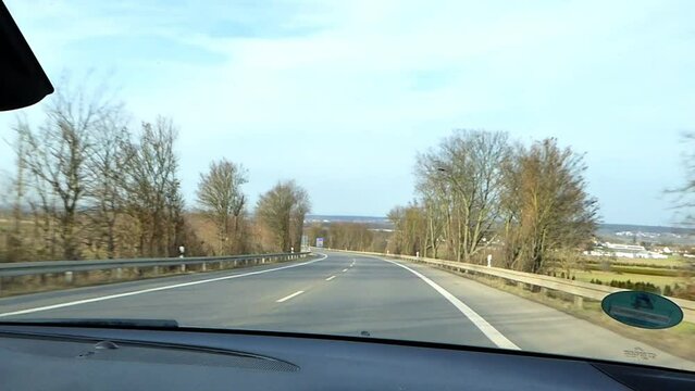 Beifahreransicht einer gemütlichen Fahrt über eine fast leere deutsche Autobahn in der Eifel, Deutschland. Autobahnraserei auf der A1 Richtung Köln. Straße mit Ansicht aus der Fahrerkabine eines Autos