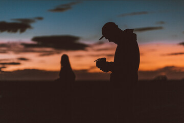 silueta de fotografo en el atardecer