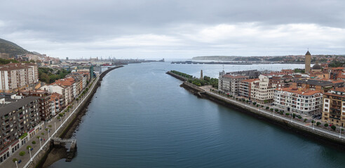 Vistas de la ciudad de Bilbao, junto al mar azul, verano 2020