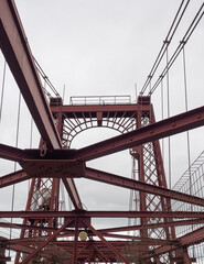 Puente de hierro con un arco sobre fondo blanco de niebla en la ciudad de Bilbao, junto al mar, verano 2020  