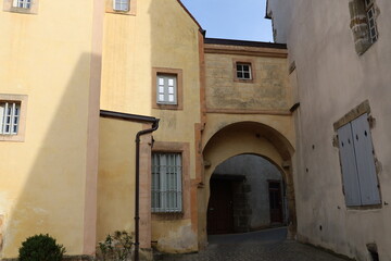 Fototapeta na wymiar Maison typique, vue de l'extérieur, village de Arnay Le Duc, département de la Côte d'Or, France