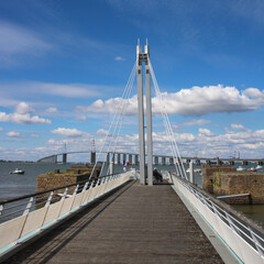ponton devant le pont de Saint-Nazaire en Loire atlantique à l'embouchure de la Loire