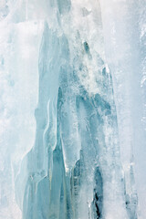 Winternaturhintergrund mit Eisblöcken auf gefrorenem Wasser im Frühjahr. Abstrakter Hintergrund von treibendem Eis auf dem Wasser.